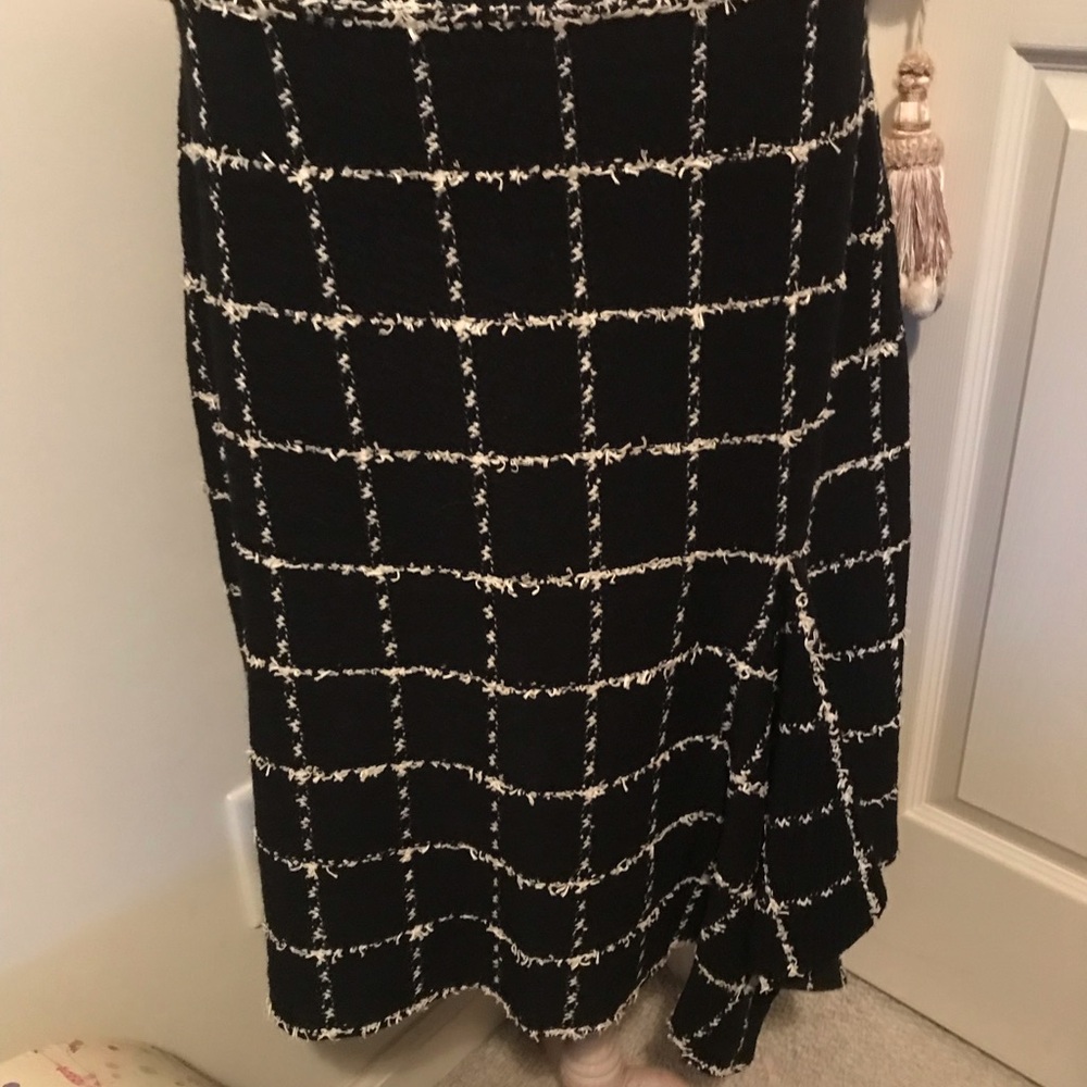 St. John skirt nwt size 10 $895 black/white boule type
